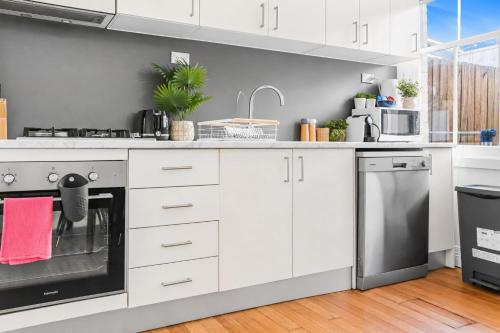 2 Bedroom House Woolloomooloo - image 12