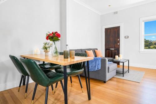 2 Bedroom House Woolloomooloo - image 9