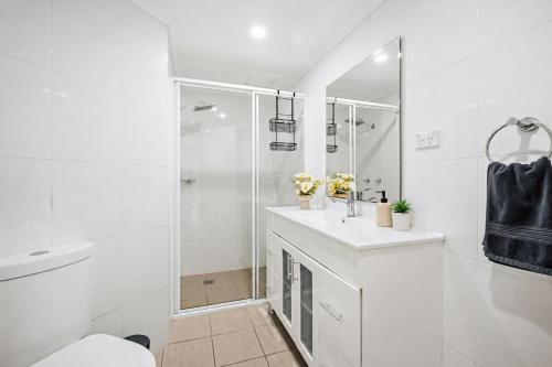 2 Bedroom Apartment Pyrmont with Balcony - image 4