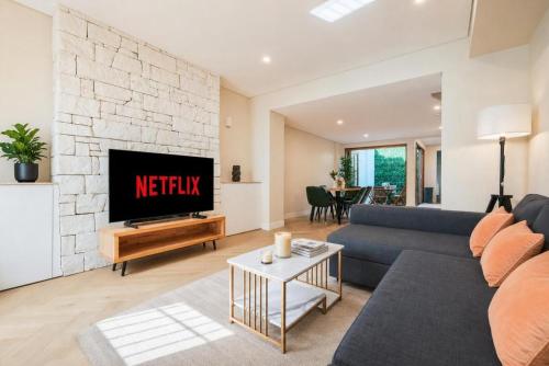 2 Bedroom Apartment Darlinghurst with Patio Access