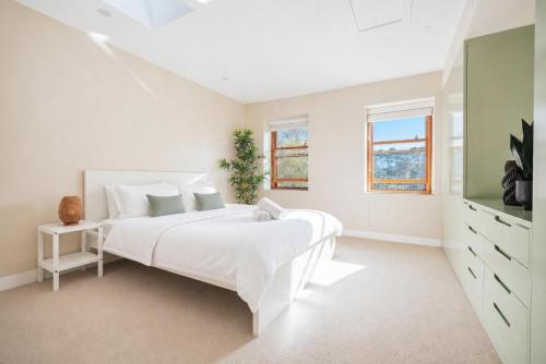 2 Bedroom Apartment Darlinghurst with Patio Access - image 6