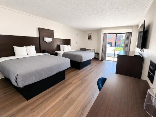 2 queen beds