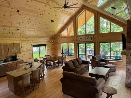 New 5BR Lakehouse on Round Lake Private Waterfront Estate Dock Fire Pit Panoramic Lake Views - image 8