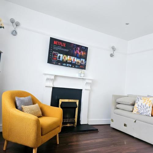 Istaba viesiem, Contractor Family Stay Sleeps 5 Double drive in Whiston (Knowsley)