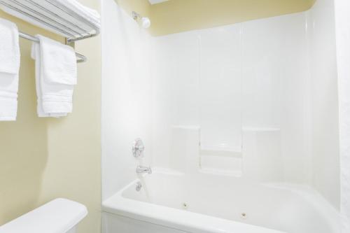 Fürdőszoba, Days Inn by Wyndham Simpsonville in Simpsonville