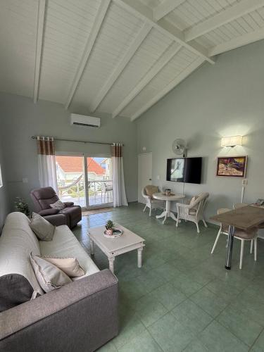 Lagoon Ocean Resort 2 bdrm/2bath with beach access in Лагун