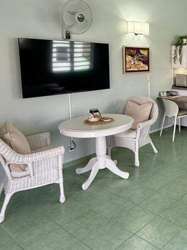 Lagoon Ocean Resort 2 bdrm/2bath with beach access in Лагун