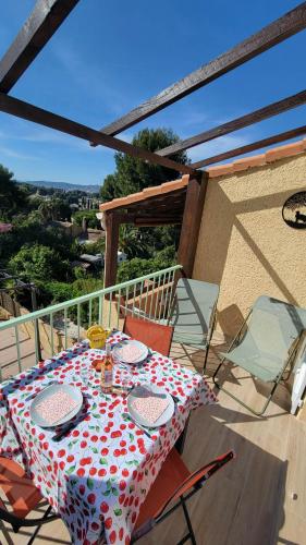 Grand Studio Mezzanine Calme Climatisé Parking privé Plage 700 m