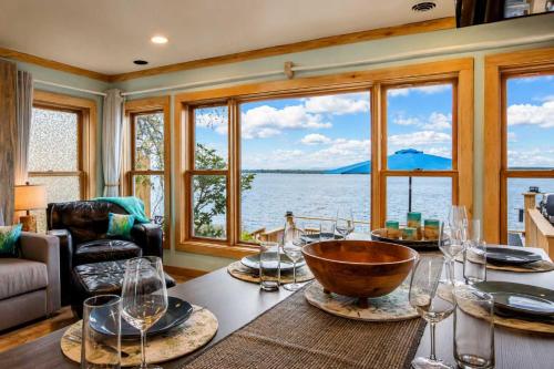Tramonto Paradise on the Lake Hot Tub Pet Friendly in Plattsburgh