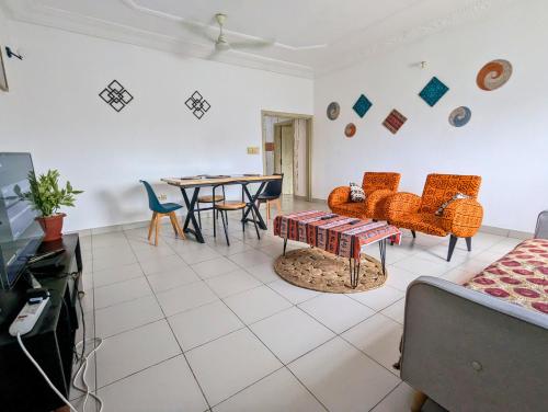 Lounge/area TV in comune, Petit Cocon de Ouidah - Chambre Cosy Climatisée - Plage a 10 min - Salon, Cuisine et balcon (Petit Cocon de Ouidah - Chambre Cosy Climatisee - Plage a 10 min - Salon, Cuisine et balcon) in Ouidah