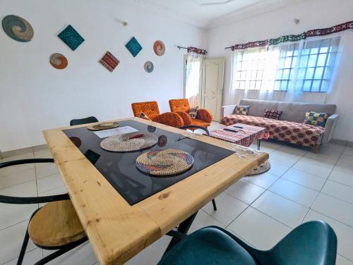 Lounge/area TV in comune, Petit Cocon de Ouidah - Chambre Cosy Climatisée - Plage a 10 min - Salon, Cuisine et balcon (Petit Cocon de Ouidah - Chambre Cosy Climatisee - Plage a 10 min - Salon, Cuisine et balcon) in Ouidah