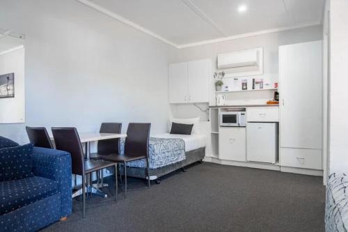 1 queen bed, 2 twin beds, 1 sofa bed