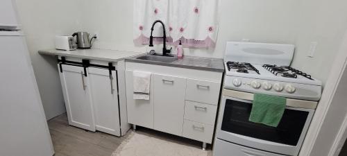 Iekārtas, Coconut Serenity - 2 Bedroom Apartment Near Airport & Water Taxi Ferry Terminal in New Castle