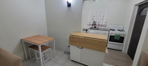 virtuve, Coconut Serenity - 2 Bedroom Apartment Near Airport & Water Taxi Ferry Terminal in New Castle