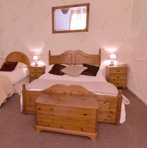 1 queen bed, 1 twin bed