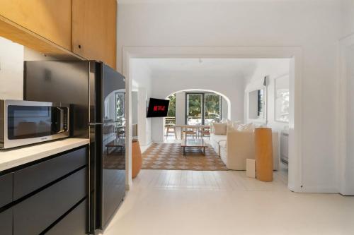 Elegant Darling Point 2BR with Balcony Near Harbour in Darling Point