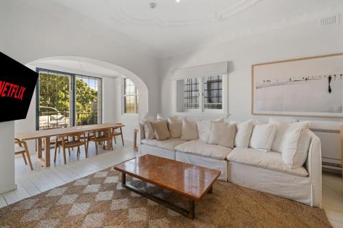 Elegant Darling Point 2BR with Balcony Near Harbour in Darling Point