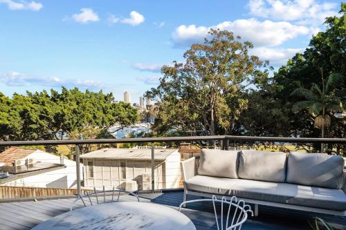 Elegant Darling Point 2BR with Balcony Near Harbour in Darling Point