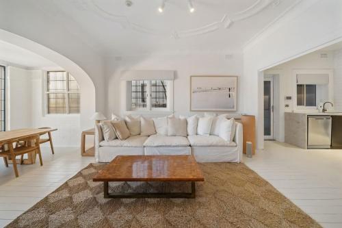 Elegant Darling Point 2BR with Balcony Near Harbour in Darling Point