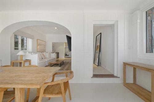 Elegant Darling Point 2BR with Balcony Near Harbour in Darling Point