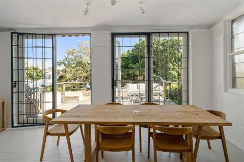 Elegant Darling Point 2BR with Balcony Near Harbour in Darling Point