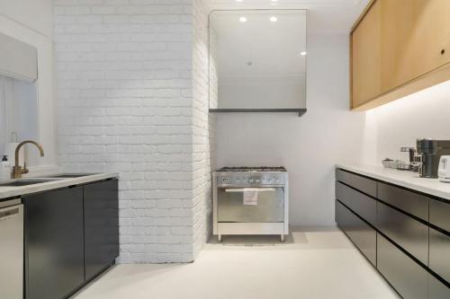 Elegant Darling Point 2BR with Balcony Near Harbour in Darling Point