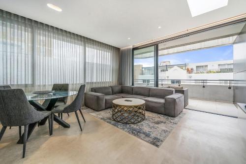 Inviting 2BR Unit w Parking near Coogee Beach, Sydney