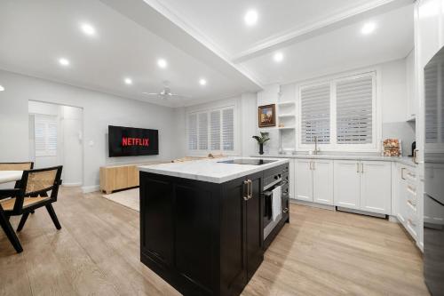 Easy Access 2BR Flat with Parking in Rose Bay in Rose Bay