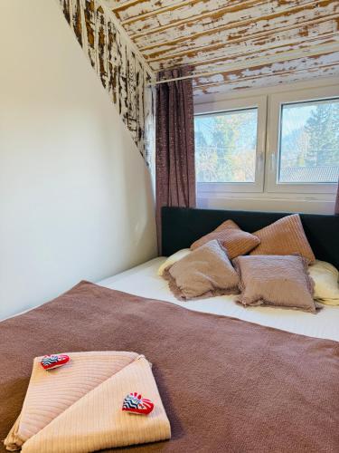 1 queen bed, 1 sofa bed