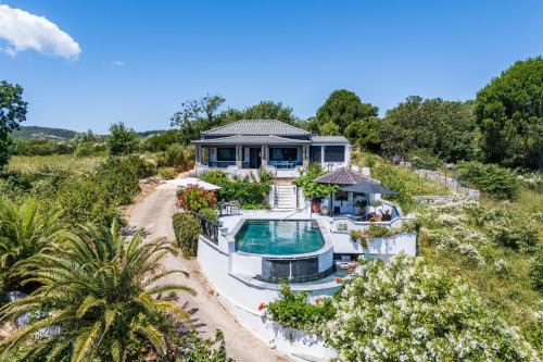 Marbury Heights Skopelos Town Pool Villa Secluded & Stunning gîte à louer Nísos Skópelos