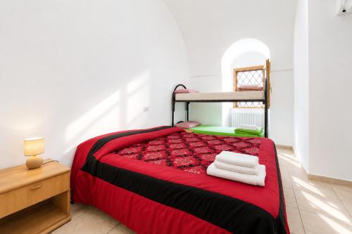1 queen bed, 1 bunk bed