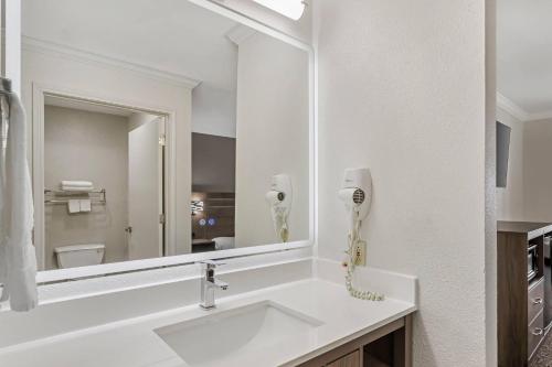 Quality Inn and Suites Beaumont - image 9