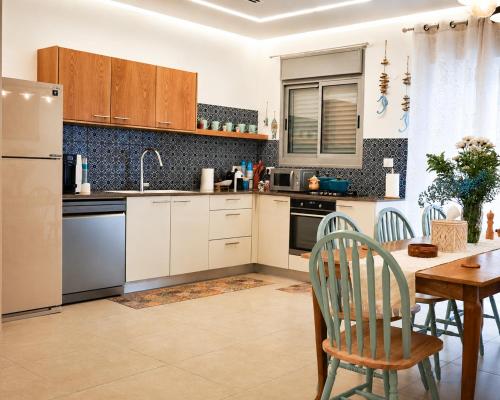주방, Turquoise chalet - Luxury 3BR Apartment with Private Pool in 비냐미나