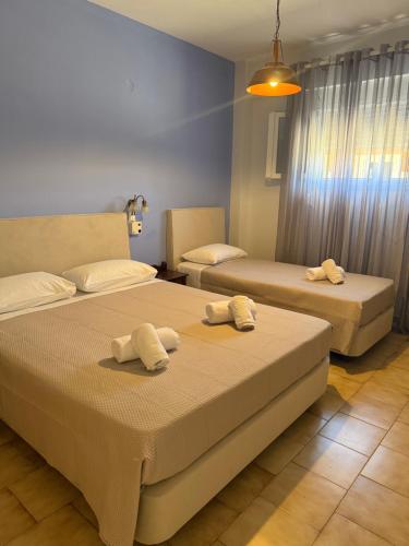 2 bedrooms, 3 beds