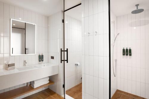 Shower, Hilton Garden Inn Brasov in Brasov