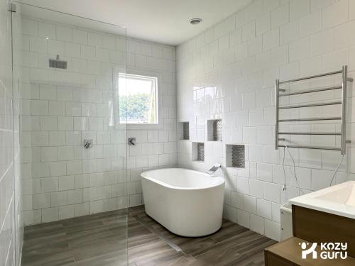KozyGuru | Wyong | Cottage Close to Everything in Wyong