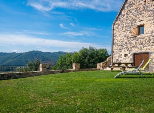 Maison de charme en montagne, Rentières + jardin privé gîte à louer Ardes