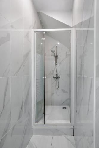 Modern 3BD for 8 guests in Bastille Voltaire - image 13