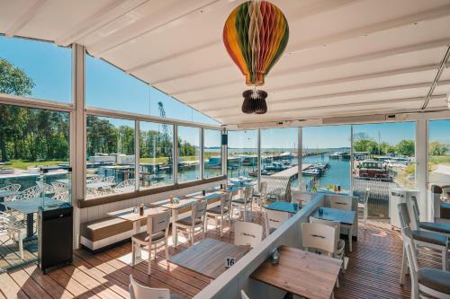Restaurant, Marina Martinshafen - Beach life in Sagard