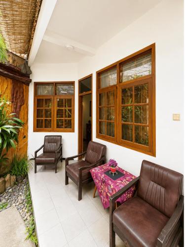 Enny's Guest House - Tap to explore photos