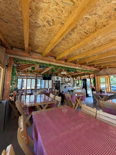 Restorāns, Riverside - Mountain Stay with Sauna in Virpazar