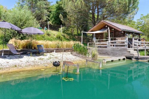 Viesnīcas āriene, La Cabane Sur L'étang Des Sources (La Cabane Sur L'etang Des Sources) in Castelnaud-la-Chapelle