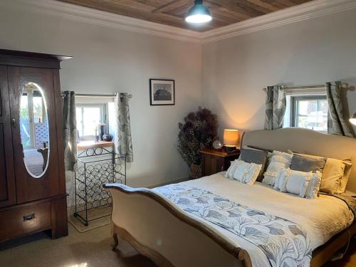 Heritage Listed Blacksmiths Villa in Yandoit