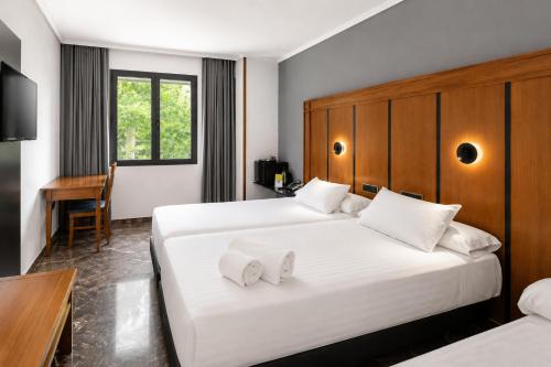 3 twin beds