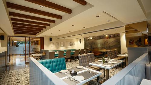 Restaurant, Hotel Heritage Grand in Thane