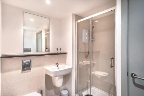Smart 1 Bedroom Apartment in Liverpool Centre, Liverpool (photo 8)