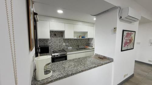 Excelente departamento en pleno centro - image 4