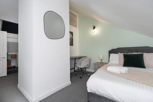 Open Mind Property - HotTub 8 Beds & 2 Car Spaces - image 4