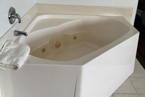 Bilmar Inn & Suites - image 2