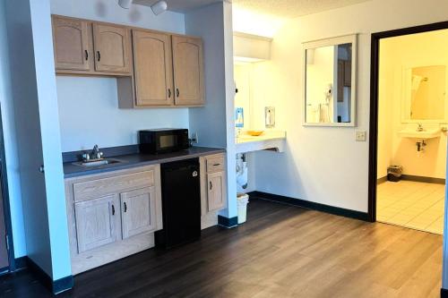 Bilmar Inn & Suites - image 6